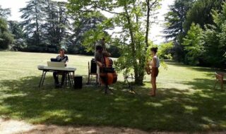 #Jazz dans le parc du #chateau vigneron @chateaudepierreux , en trio Lili's Bakers (@zazou.brtrnd Antoine Fontanel)

Cadre magnifique, accueil chaleureux, et la cerise sur le château : du #vin fantastique ...

#pianojazz #triojazz #onapasdesviesfaciles #artistlife #beaujolais #mmh