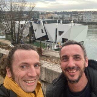 L'île ô, nouveau théâtre flottant.
C'est à dire , un #theatre-#péniche , dont la scène se trouve sous l'eau. Enfin, sous le niveau de l'eau. Dans un lieu magnifique tout de bois clair.
Avec @dubreuilgael , nous avons le grand honneur d'en inaugurer la grande scène mardi , dans notre duo #humoristique et #musical "La Musique Ne Sert à Rien - Concert" ! (produit par La Licorne Croustillante, pour une représentation privée d'entreprise )

@theatre_ile_o 
#musique #humour #piano #jadorecemetier